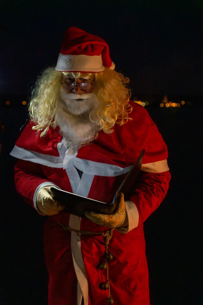 Weihnachtsfeier_2025_Nikolaus_mit_Buch