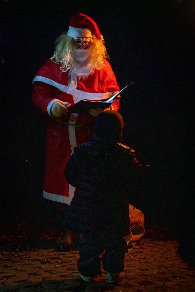 Weihnachtsfeier_2025_Kind_vor_Nikolaus